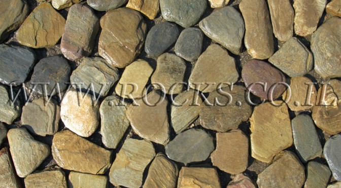 חלוקי נחל בגוונים